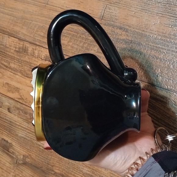 Villain Queen Ceramic Mug - Black and Gold - Picture 5 of 9